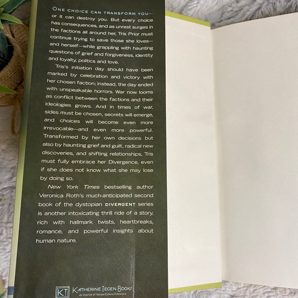 Insurgent by Veronica Roth - Picture 3 of 4